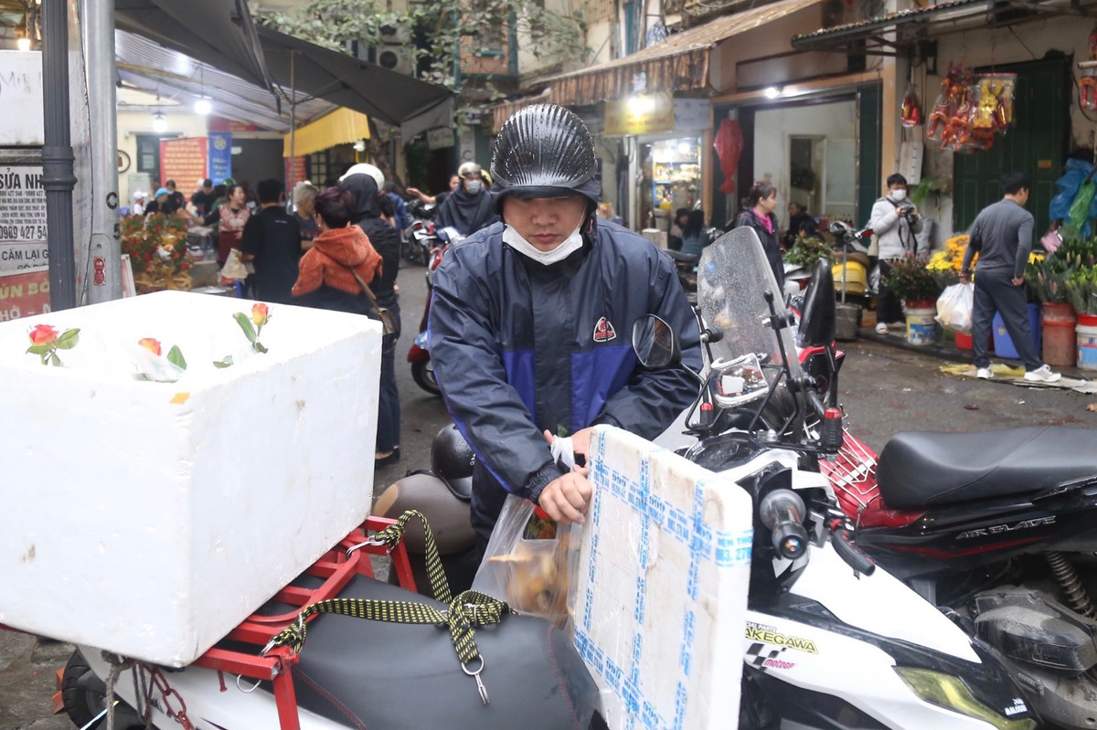 Các nhân viên giao hàng phải di chuyển liên tục.