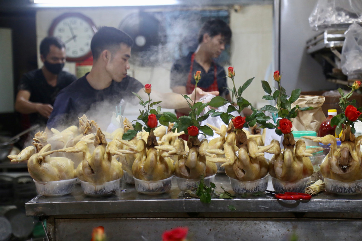 Chợ Hàng Bè, phố Gia Ngư (Hoàn Kiếm, Hà Nội) được ví là 'chợ nhà giàu' do hội tụ nhiều món ngon của lạ, đồ cúng lễ làm sẵn, thực phẩm tươi ngon và có giá cao ngất ngưởng. “Gà ngậm hoa hồng” là một trong những món “đặc sắc” được bán với số lượng lớn tại khu chợ này. 