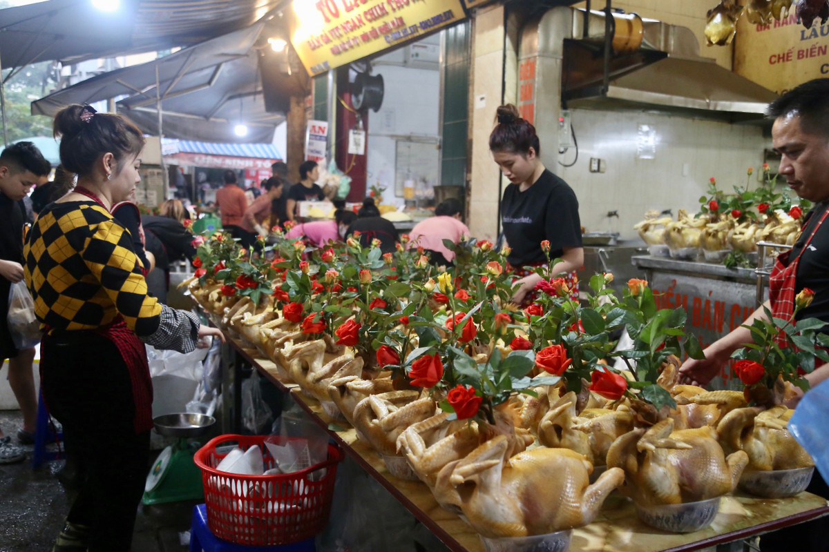 Rằm tháng Giêng hay còn được gọi là Tết Nguyên tiêu, là một trong những lễ cúng quan trọng trong đời sống văn hóa tín ngưỡng của nhiều gia đình Việt. Vào ngày này, các gia đình có xu hướng làm những mâm cỗ thịnh soạn để cúng ông bà, tổ tiên với mong muốn cầu một năm mạnh khỏe, mọi việc như ý. 