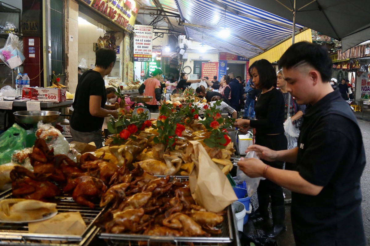 Theo cô Dung, giá gà giao động từ 400 - 500 nghìn đồng/1con khoảng 2kg.