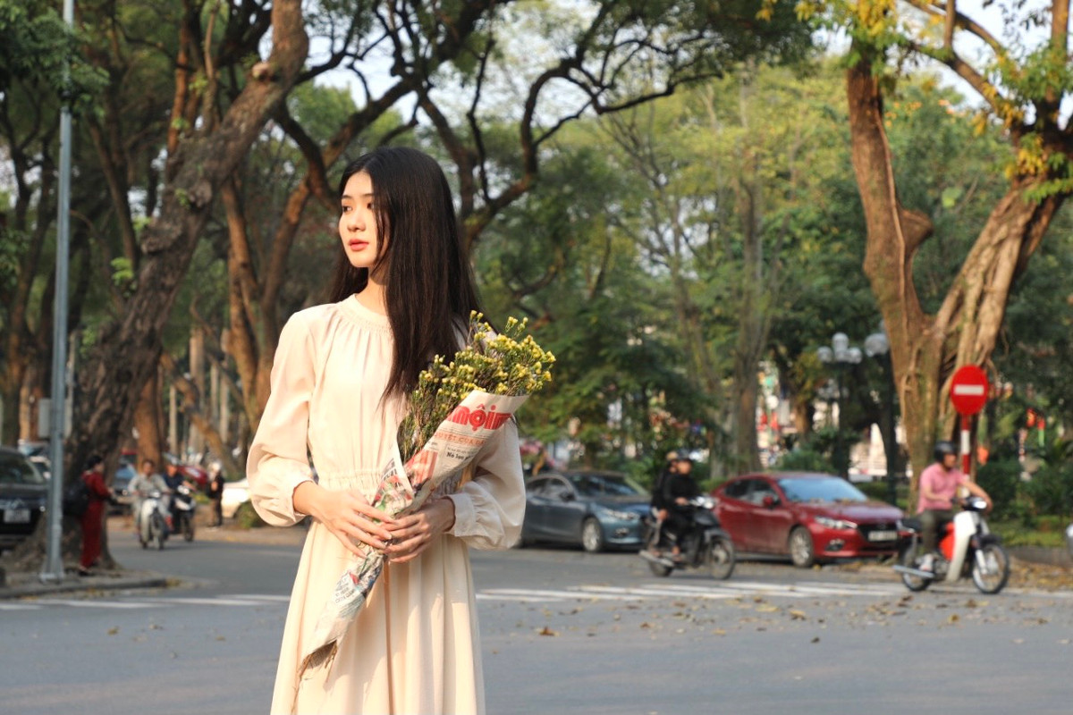 Sau chuỗi ngày mưa, nồm ẩm, trời Hà Nội bắt đầu hửng nắng, tạo điều kiện thuận lợi cho mọi người tới vui chơi, chụp ảnh.