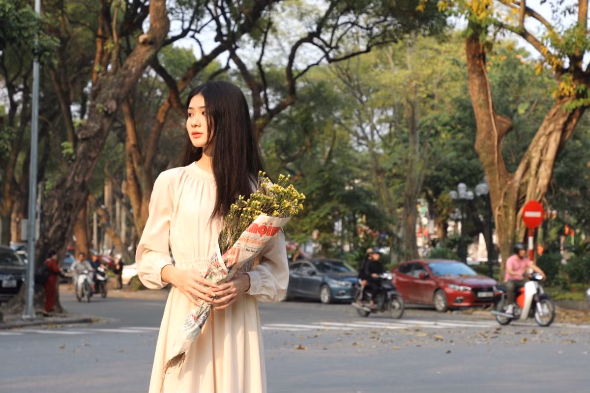 Sau chuỗi ngày mưa, nồm ẩm, trời Hà Nội bắt đầu hửng nắng, tạo điều kiện thuận lợi cho mọi người tới vui chơi, chụp ảnh.