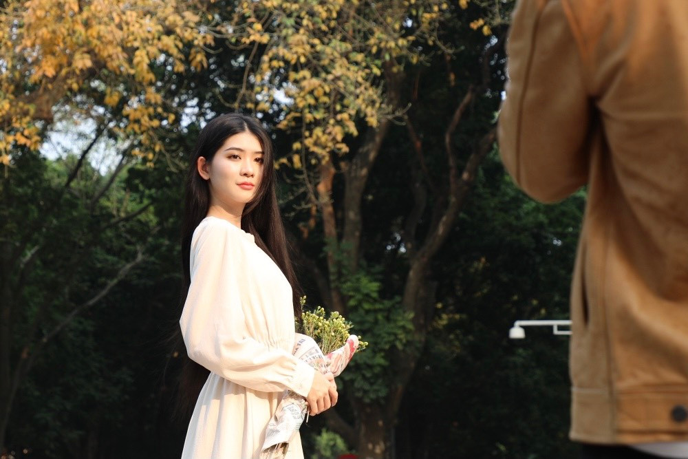 Bạn Tuyết Mai (Đống Đa, Hà Nội) chia sẻ: "Mỗi mùa cây thay lá, mình thường tới những tuyến phố lá rụng để chụp bộ ảnh kỷ niệm. Khung cảnh nơi đây rất lãng mạn và đem đến cảm giác xao xuyến, khó tả".