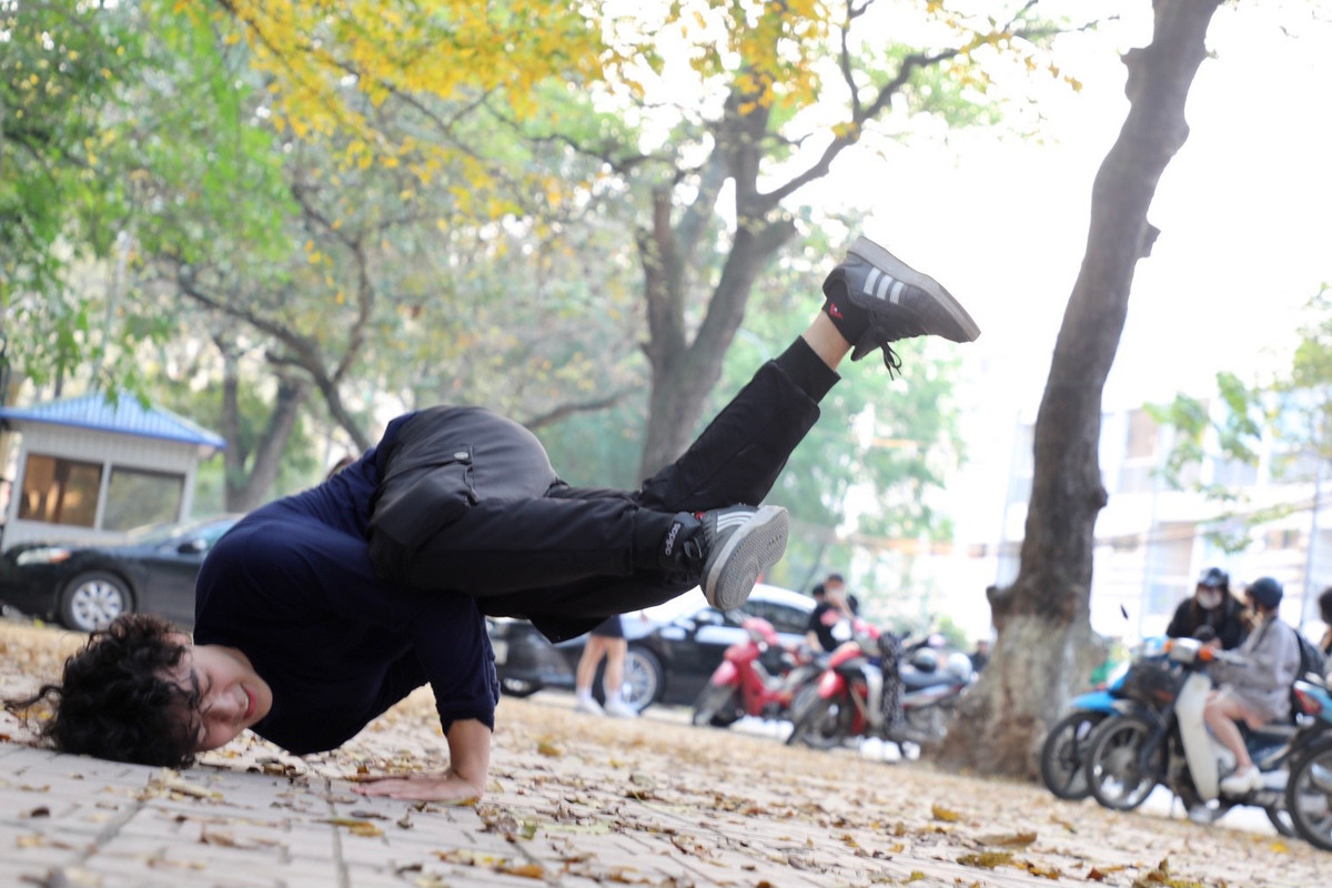 Một bức ảnh với kiểu tạo dáng nhảy hiphop đẹp mắt.