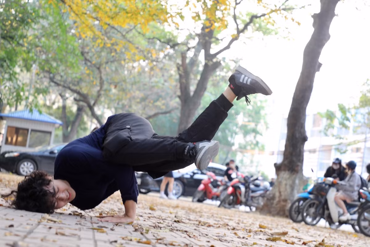 Một bức ảnh với kiểu tạo dáng nhảy hiphop đẹp mắt.