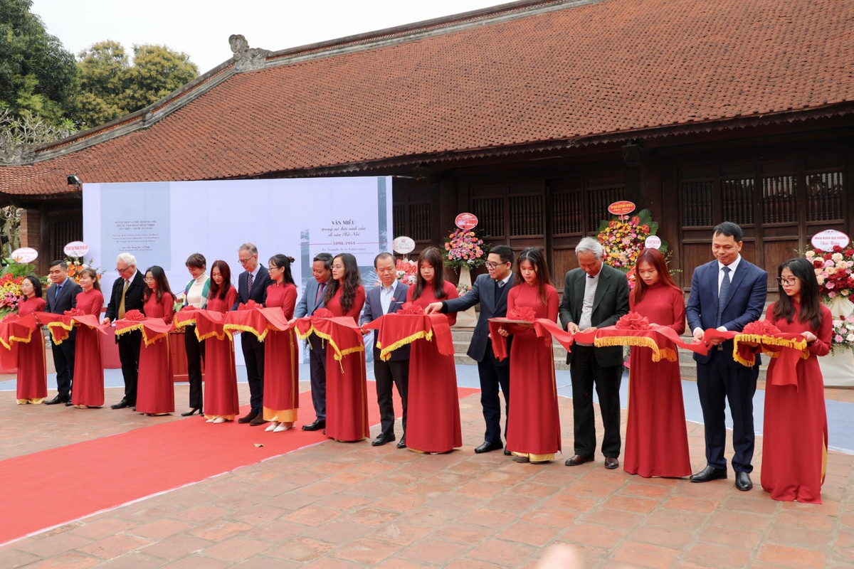 Khai mạc Triển lãm “Văn Miếu trong sự hồi sinh di sản của Hà Nội“ Khai mac Trien lam “Van Mieu trong su hoi sinh di san cua Ha Noi“