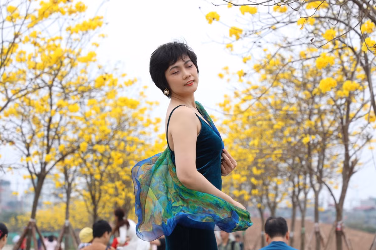 Nhiều người thuê thợ ảnh với đầy đủ đạo cụ như thang gấp để chụp cả những góc hình trên cao.