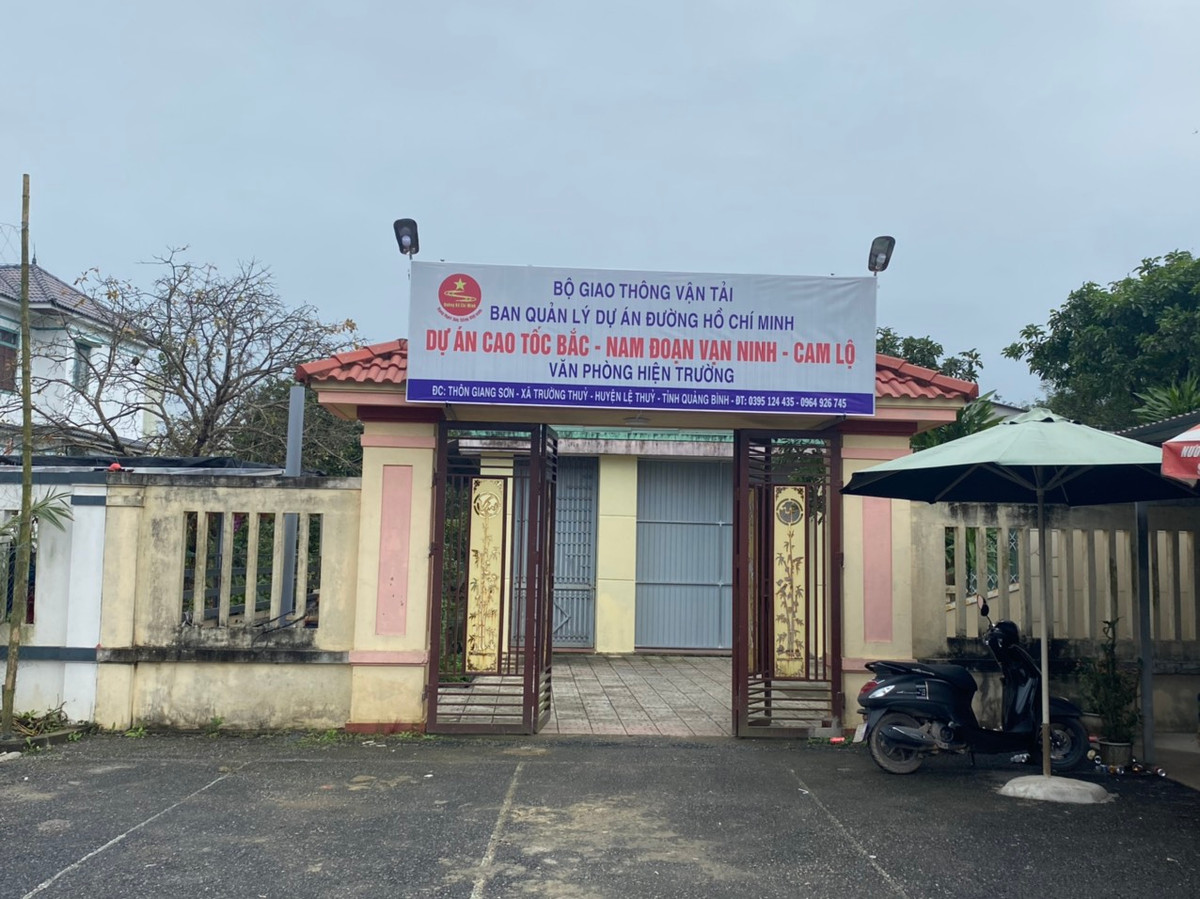 Sáng 1/1/2023 Dự án cao tốc đoạn Vạn Ninh - Cam Lộ thuộc dự án đường bộ cao tốc Bắc – Nam phía Đông giai đoạn 2021 - 2025 chính thức khởi công xây dựng. Dự án có tổng chiều dài 65,7km đi qua 2 tỉnh Quảng Bình và Quảng Trị. Theo đại diện Chủ đầu BQL dự án đường Hồ Chí Minh (Bộ GTVT) cho biết, ngay sau lễ khởi công dự án đã được gấp rút triển khai. Với tinh thần GPMB được bàn giao tới đâu triển khai phương tiện thi công tới đó, đảm bảo tiến độ và chất lượng công trình.