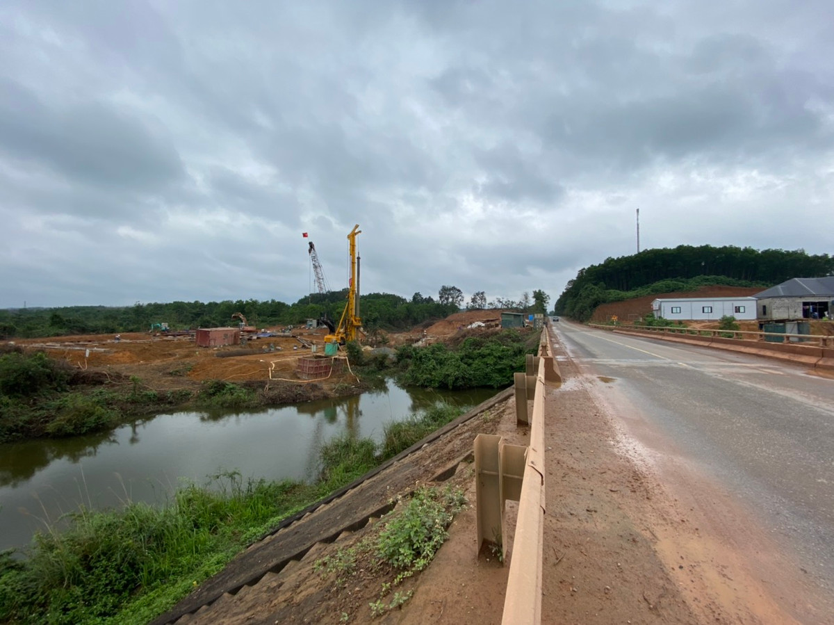 Tại điểm cầu Rào Trường ở huyện Vĩnh Linh, đơn vị thi công đang huy động phương tiện, máy móc triển khai các hạng mục khoan cọc nhồi, phục vụ việc xây cầu bắc qua sông.