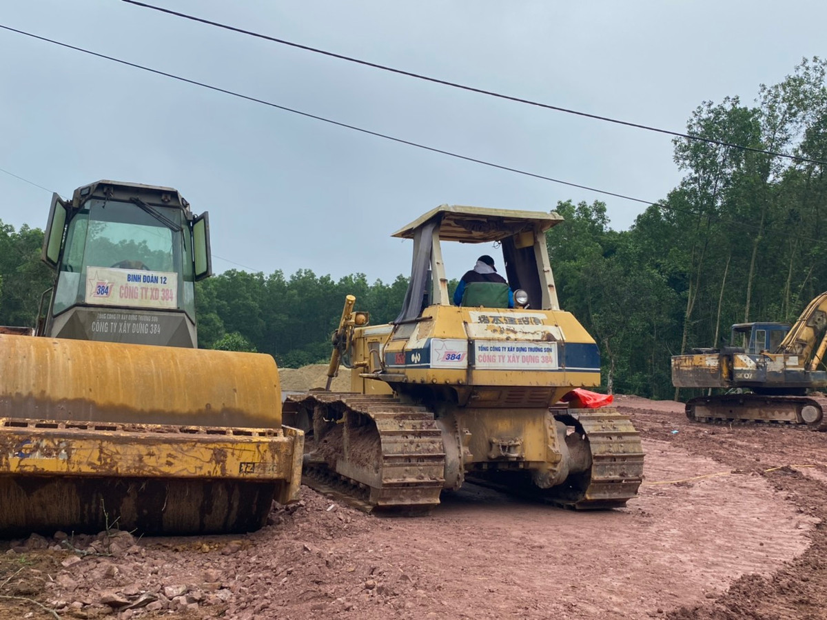 Gói thầu XL2 là liên danh Công ty cổ phần Tập đoàn Trường Thịnh – Công ty cổ phần giao thông xây dựng 1 và Công ty cổ phần Tổng công trình đường sắt. Giá trị gói thầu 3.480 tỷ đồng, thời gian thực hiện hợp đồng 34 tháng. Phạm vi công việc chính của gói thầu gồm công trình giao thông đường bộ cấp I, cầu đường bộ cấp II, cấp III. Tại công trường phương tiện thi công đã triển khai. Tuy nhiên theo đại diện chủ đầu tư việc GPMB nhiều điểm chưa hoàn thành trước mắt sẽ gây khó khăn cho việc triển khai xây dựng dự án.