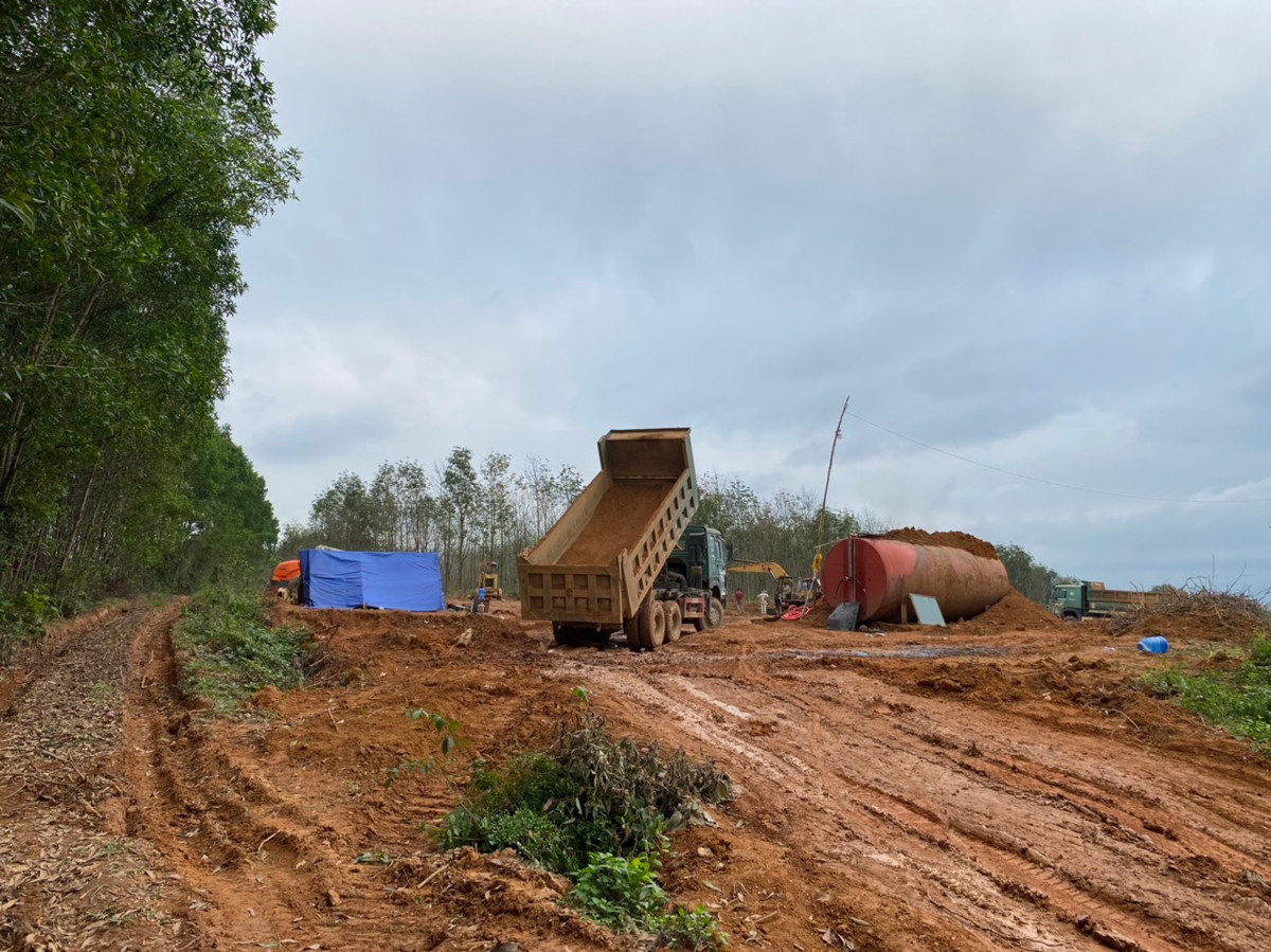 Tại huyện Cam Lộ nơi tuyến cao tốc đi qua, đơn vị thi công đã tiến hành GPMB, phóng tuyến, xây dựng lán trại, tập trung phương tiện triển khai thi công. Theo đó Dự án thành phần đoạn Vạn Ninh - Cam Lộ thuộc đoạn qua địa bàn huyện Cam Lộ có chiều dài 6,38km. Theo báo cáo của địa phương, đến đầu tháng 2/2023 đã GPMB bàn giao cho chủ đầu tư 4,8/6,38 km trên toàn tuyến đạt 75%. Được biết dự án này có chiều dài đi qua tỉnh Quảng Trị là 32,53km đi qua 3 huyện Cam Lộ, Gio Linh, Vĩnh Linh.