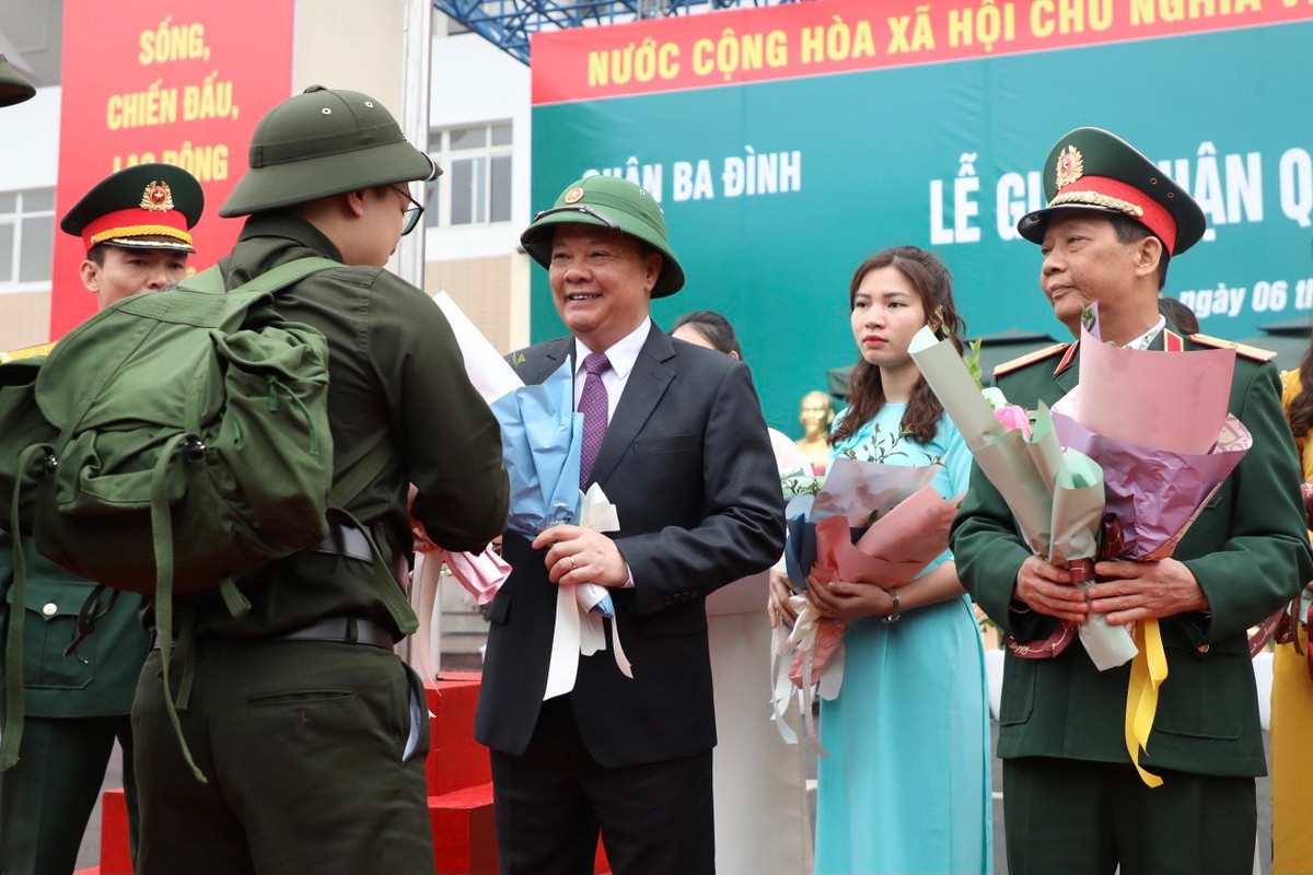 Bí thư Thành ủy Hà Nội Đinh Tiến Dũng cùng các lãnh đạo tặng hoa chúc mừng, động viên các tân binh lên đường nhập ngũ.