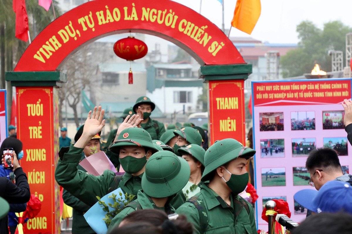 Các tân binh bước qua cổng vinh quang để nhận nhiệm vụ lên đường bảo vệ Tổ quốc.