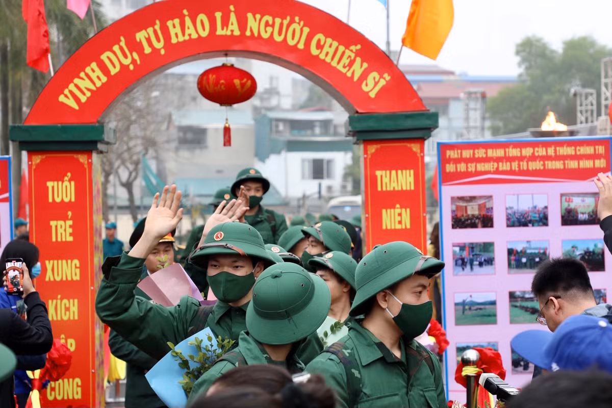Các tân binh bước qua cổng vinh quang để nhận nhiệm vụ lên đường bảo vệ Tổ quốc.
