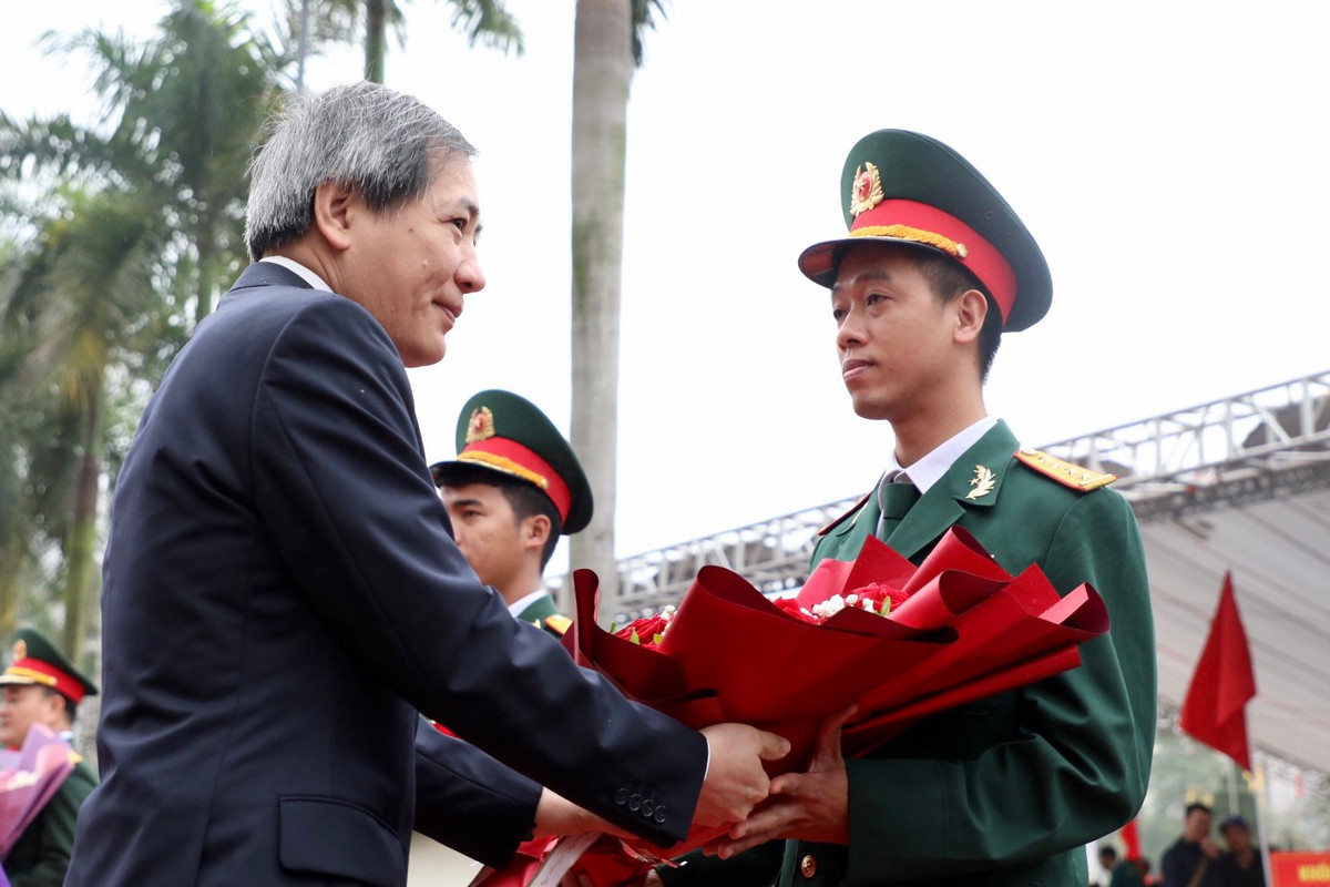 Lãnh đạo quận Ba Đình tặng hoa tới đại diện các đơn vị nhận quân đợt này.