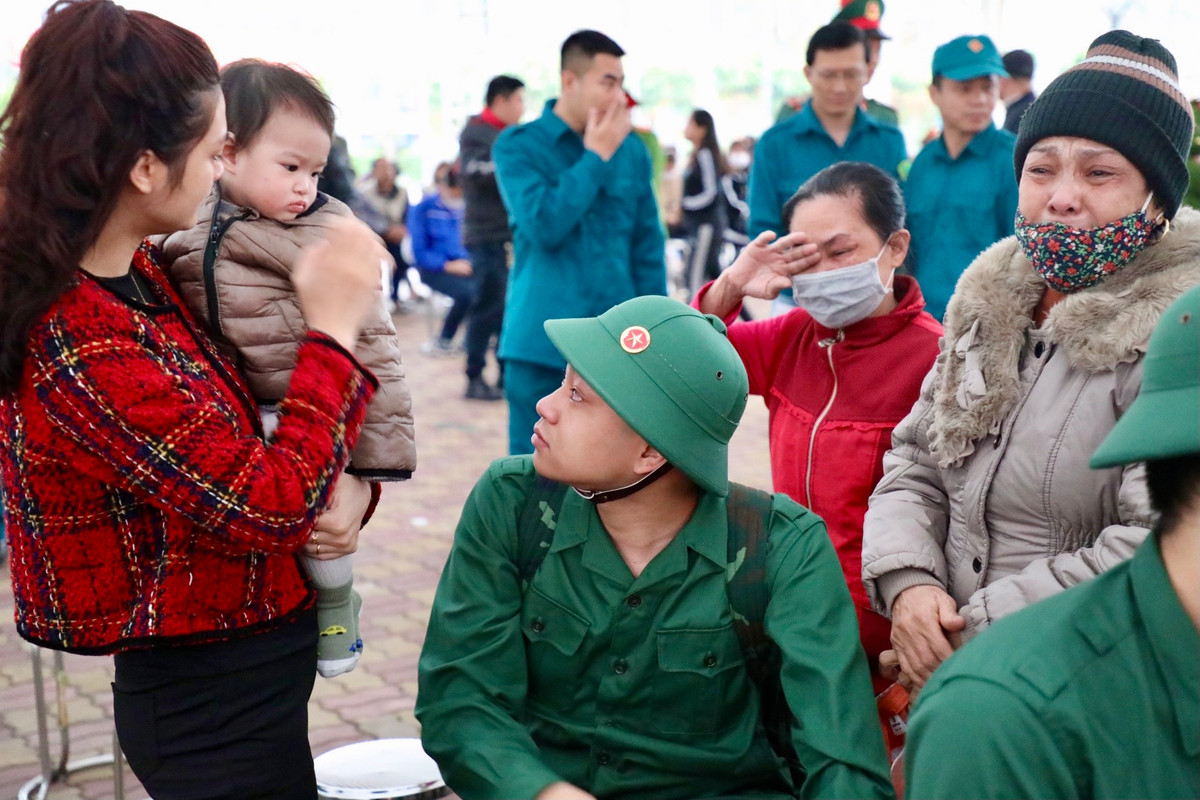 Tân binh Vũ Tiến Đạt (sinh năm 2001, ở phường Ngũ Xá, Ba Đình) đã phải tạm thời chia tay con gái 8 tháng tuổi và gia đình để lên đường nhập ngũ. Những giọt nước mắt đã rơi, nhưng tân binh Vũ Tiến Đạt quyết tâm sẽ hoàn thành xuất sắc nhiệm vụ được giao để trở về với gia đình.