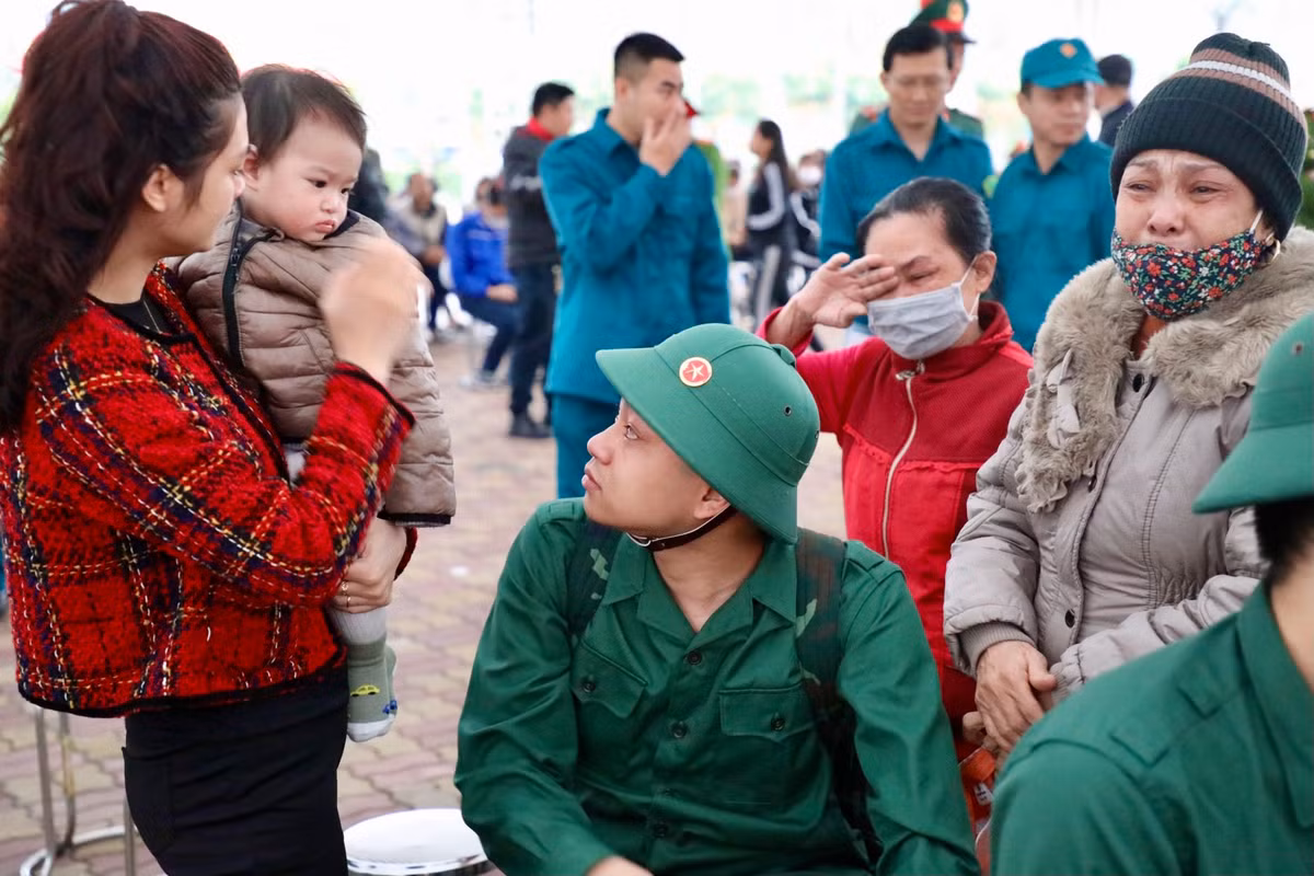 Tân binh Vũ Tiến Đạt (sinh năm 2001, ở phường Ngũ Xá, Ba Đình) đã phải tạm thời chia tay con gái 8 tháng tuổi và gia đình để lên đường nhập ngũ. Những giọt nước mắt đã rơi, nhưng tân binh Vũ Tiến Đạt quyết tâm sẽ hoàn thành xuất sắc nhiệm vụ được giao để trở về với gia đình.
