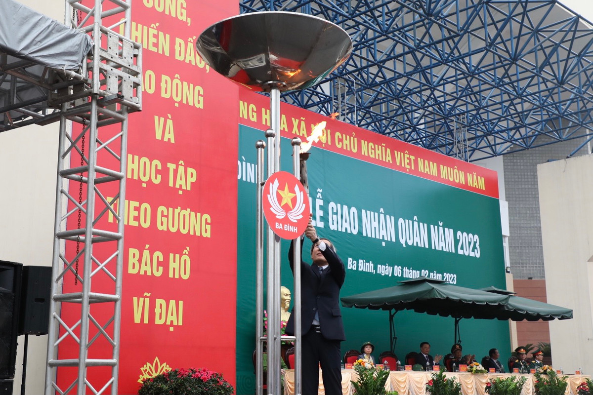 Bí thư Quận ủy Ba Đình Hoàng Minh Dũng Tiến thắp lửa truyền thống tại Lễ giao nhận quân năm 2023.