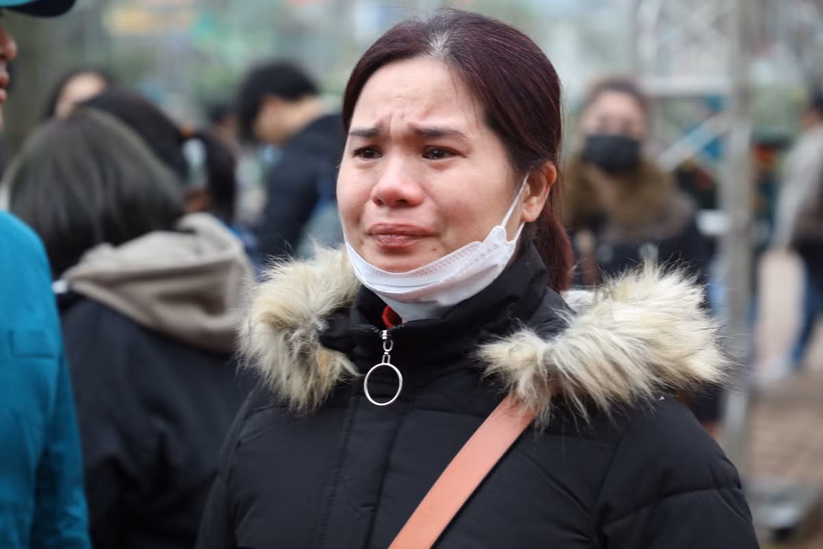 Nhiều người đã không cầm được nước mắt khi tiễn các tân binh lên đường.