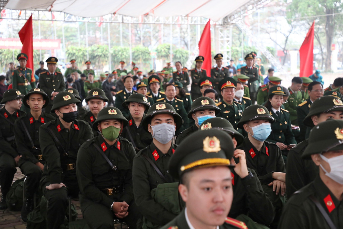 Ông Nguyễn Công Thành, Chủ tịch HĐND quận Ba Đình cho biết: “Đây là ngày hội lớn của toàn quận nói chung và của tuổi trẻ Ba Đình nói riêng. Năm nay quận Ba Đình có 69 đoàn viên thanh niên ưu tú phấn khởi, tự tin lên đường làm nhiệm vụ bảo vệ tổ quốc với khí thế và quyết tâm cao. Trong đó có 41 đồng chí đã tình nguyện xung phong lên đường nhập ngũ và thực hiện nghĩa vụ công an nhân dân.”