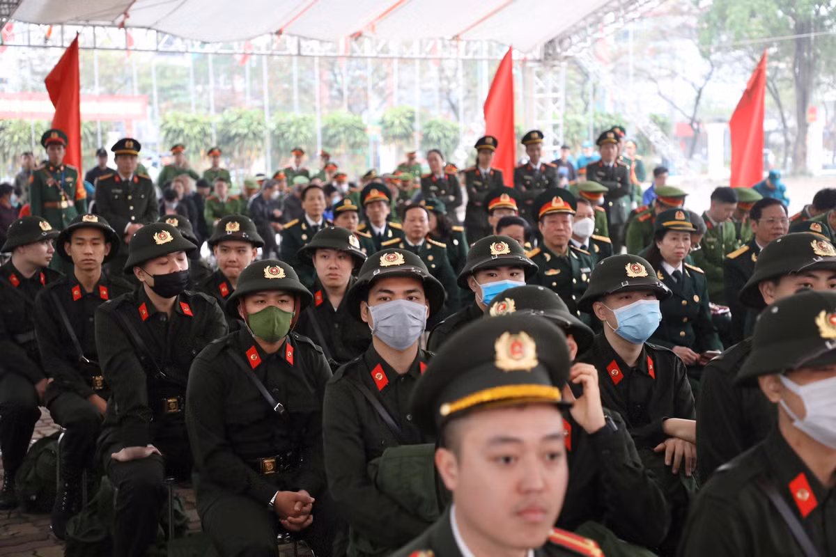 Ông Nguyễn Công Thành, Chủ tịch HĐND quận Ba Đình cho biết: “Đây là ngày hội lớn của toàn quận nói chung và của tuổi trẻ Ba Đình nói riêng. Năm nay quận Ba Đình có 69 đoàn viên thanh niên ưu tú phấn khởi, tự tin lên đường làm nhiệm vụ bảo vệ tổ quốc với khí thế và quyết tâm cao. Trong đó có 41 đồng chí đã tình nguyện xung phong lên đường nhập ngũ và thực hiện nghĩa vụ công an nhân dân.”