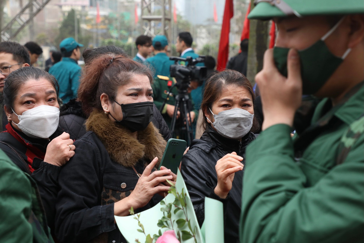 Dù tự hào khi con được thực hiện nghĩa vụ thiêng liêng với Tổ quốc, nhưng người thân vẫn không giấu được cảm xúc trong giây phút chia tay.
