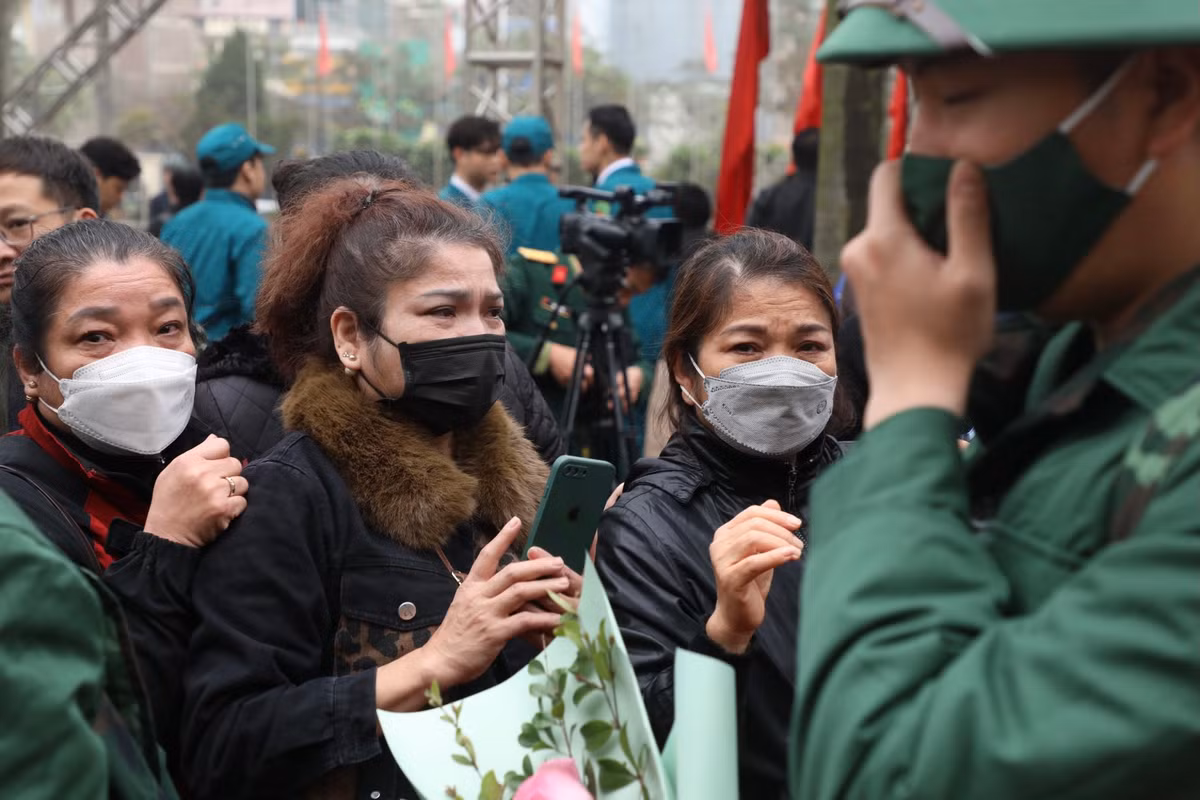 Dù tự hào khi con được thực hiện nghĩa vụ thiêng liêng với Tổ quốc, nhưng người thân vẫn không giấu được cảm xúc trong giây phút chia tay.