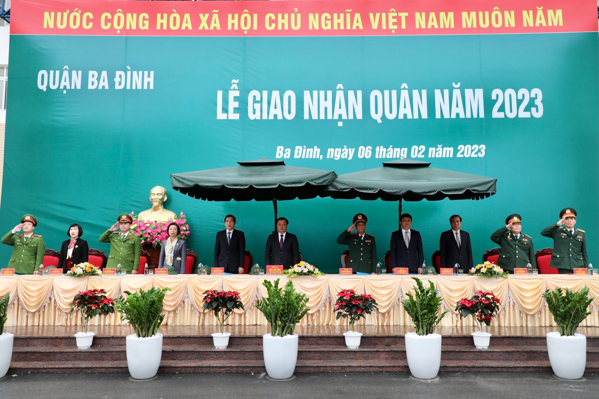 Tham dự lễ giao nhận quân năm 2023 tại quận Ba Đình có các đồng chí: Đinh Tiến Dũng, Ủy viên Bộ chính trị, Bí thư Thành ủy, Trưởng đoàn đại biểu Quốc hội (ĐBQH) TP Hà Nội; Phạm Thị Thanh Mai, Phó Trưởng đoàn chuyên trách Đoàn ĐBQH TP Hà Nội; Nguyễn Xuân Yêm, Phó Chính ủy Bộ Tư lệnh Thủ đô; Nguyễn Thanh Tùng, Phó Giám đốc Công an TP Hà Nội; Hoàng Minh Dũng Tiến, Bí thư Quận ủy Ba Đình... và đại diện các đơn vị nhận quân đợt này.
