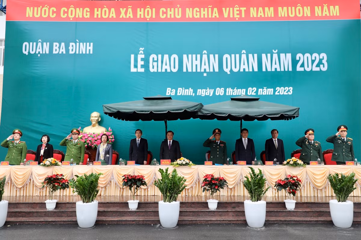 Tham dự lễ giao nhận quân năm 2023 tại quận Ba Đình có các đồng chí: Đinh Tiến Dũng, Ủy viên Bộ chính trị, Bí thư Thành ủy, Trưởng đoàn đại biểu Quốc hội (ĐBQH) TP Hà Nội; Phạm Thị Thanh Mai, Phó Trưởng đoàn chuyên trách Đoàn ĐBQH TP Hà Nội; Nguyễn Xuân Yêm, Phó Chính ủy Bộ Tư lệnh Thủ đô; Nguyễn Thanh Tùng, Phó Giám đốc Công an TP Hà Nội; Hoàng Minh Dũng Tiến, Bí thư Quận ủy Ba Đình... và đại diện các đơn vị nhận quân đợt này.
