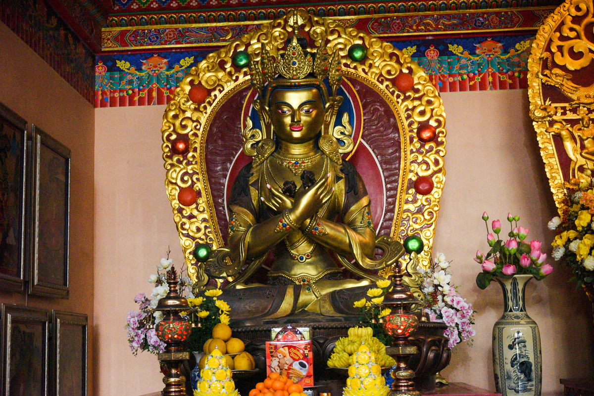 Chùa cũng được trang trí ấn tượng bằng nhiều tranh, tượng các vị Bồ Tát cũng như thần linh.