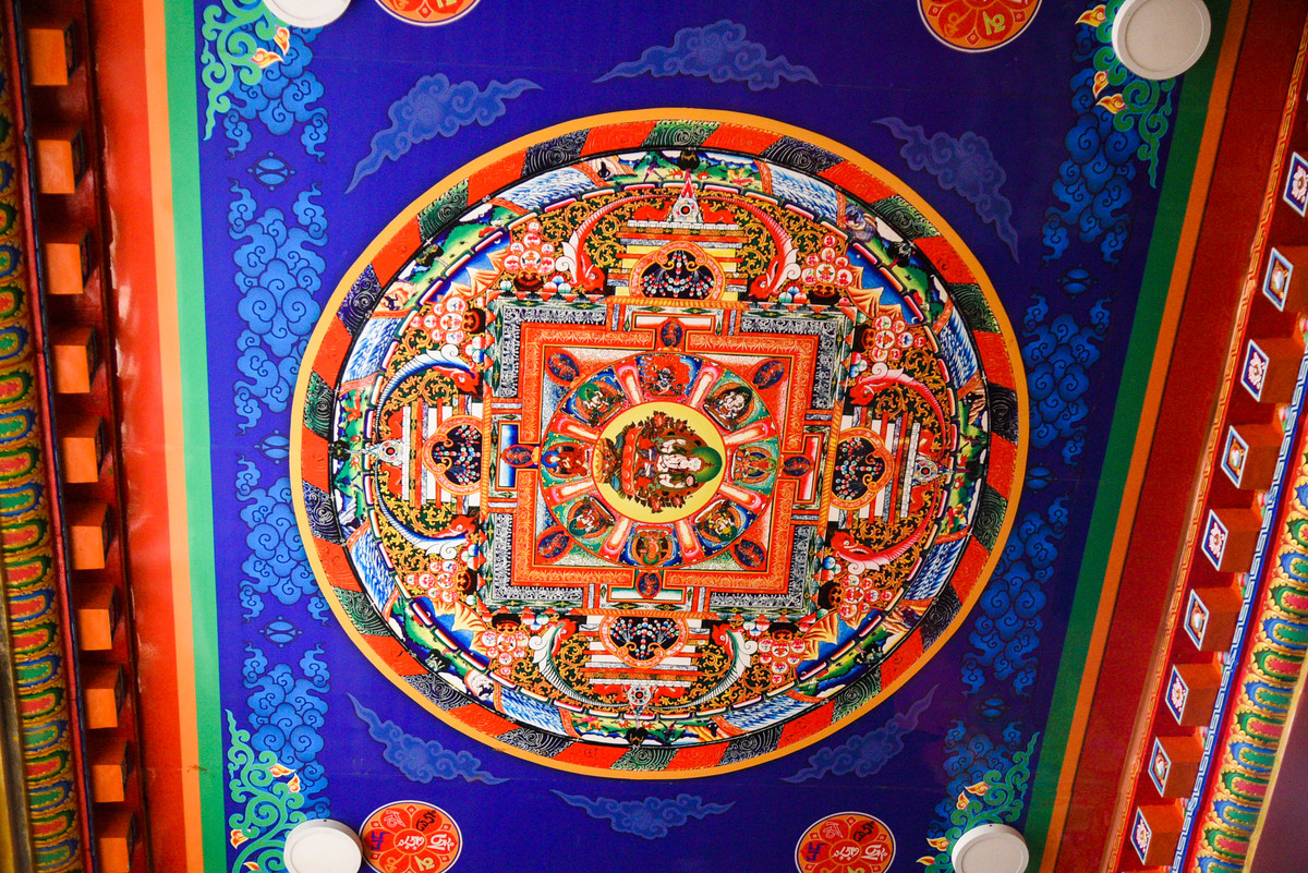 Các họa tiết được làm tỉ mỉ, tinh xảo với các vòng tròn mandala, biểu tượng quan trọng trong Phật giáo Mật tông Kim cương thừa.