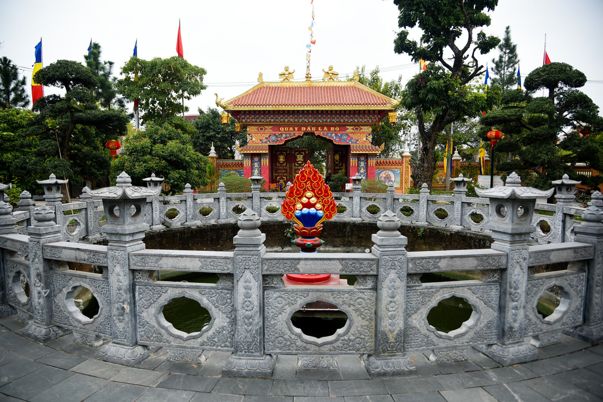 Chùa Long Quang hiện có diện tích lên tới 7.000m2. Chùa là địa điểm quen thuộc của nhiều phật tử theo phái Mật Tông. 