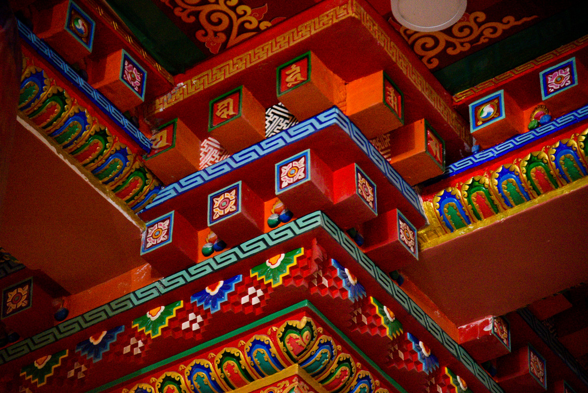 Trần nhà được trang trí điển hình theo kiểu Kim cương thừa với nhiều tông màu rực rỡ.