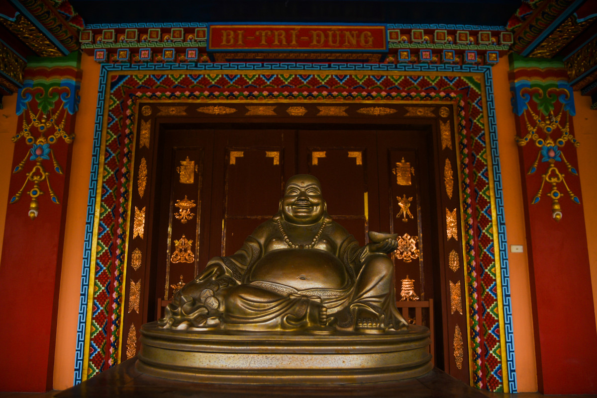 Ngày thường, buổi sáng, chùa Long Quang mở cửa từ 6h30 đến 11h30, chiều từ 13h30 đến 17h30. Riêng tuần rằm, mùng một, chùa mở cửa từ 5h sáng đến 9h tối.