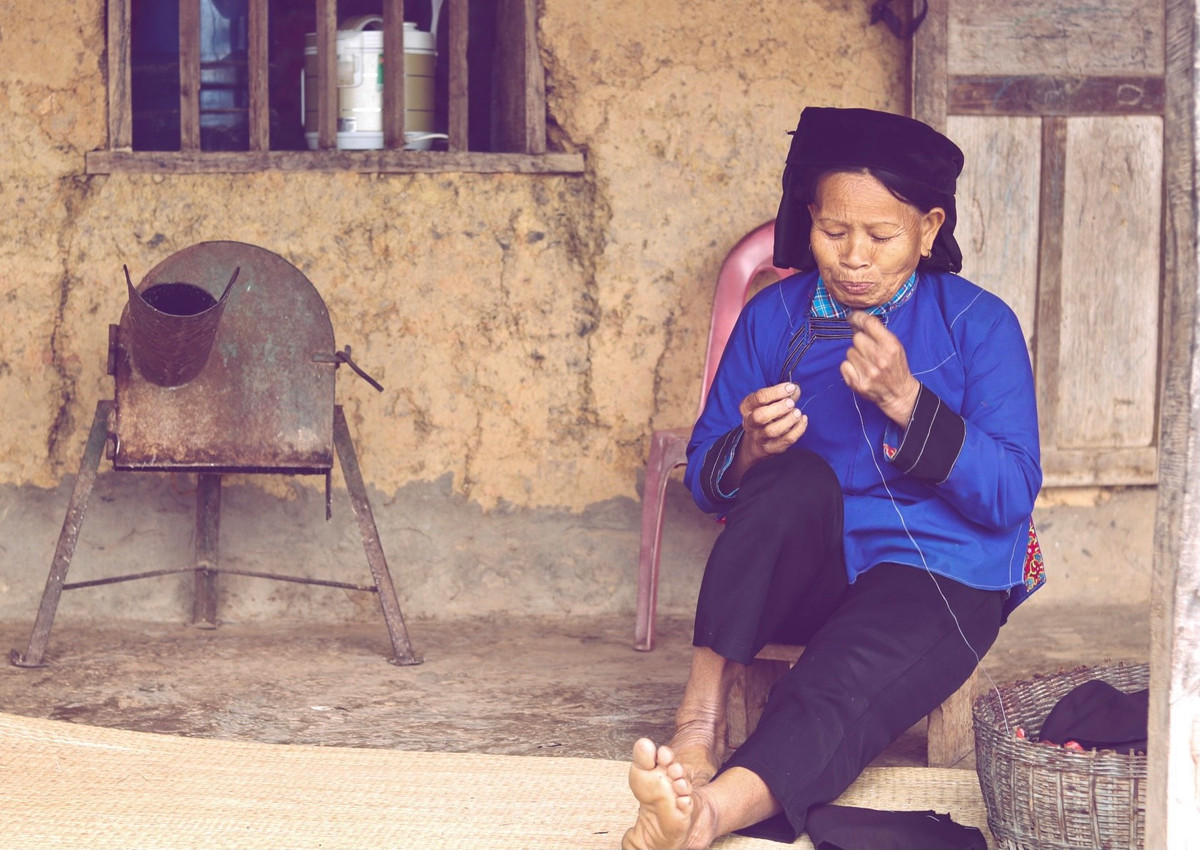 Đến Bắc Hoa, ngoài vẻ đẹp hùng vĩ của thiên nhiên, núi rừng còn được xem người dân nơi đây dệt khăn, áo chàm thủ công truyền thống và thưởng thức món ngon đặc sản...