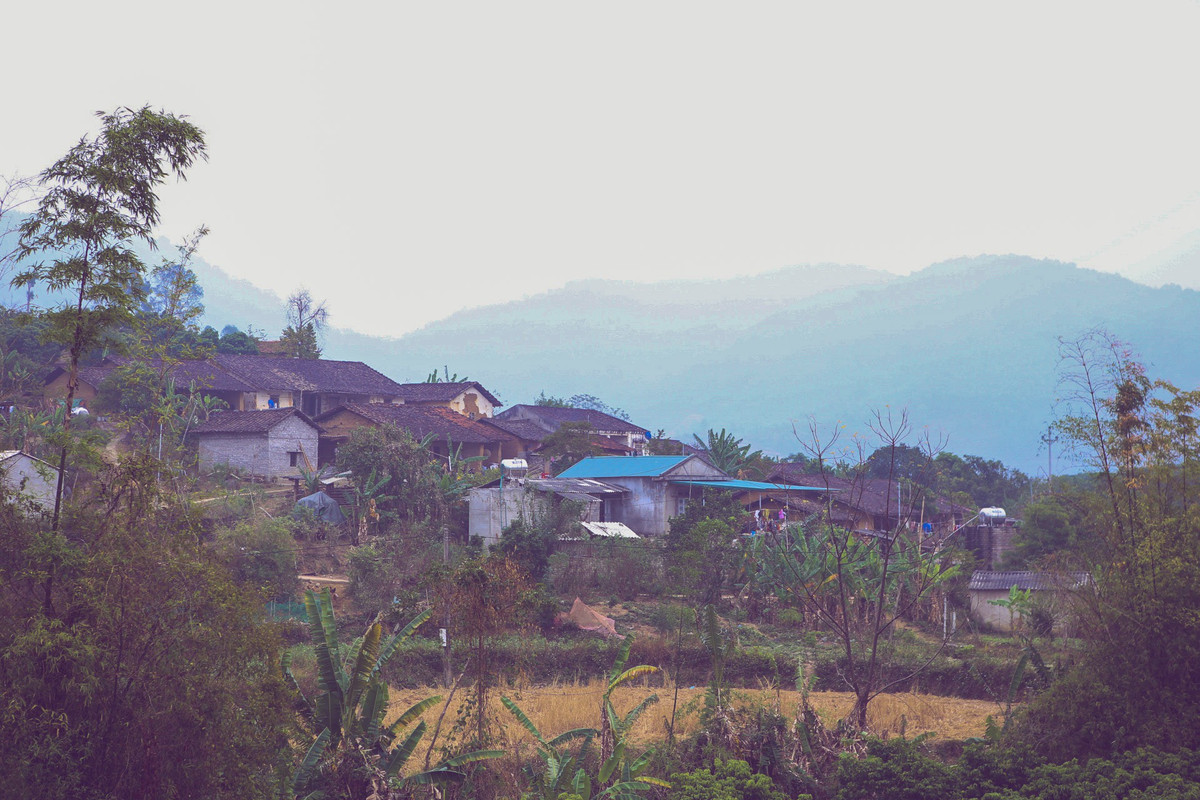 Nhưng những năm gần đây ý thức về giữ gìn văn hoá truyền thống đã được quan tâm, chú ý hơn. Bản đã có CLB hát Slong hao, việc truyền dạy dân ca được bà con có ý thức hơn. Vào những ngày hội xuân, bóng những chiếc áo chàm, khăn chàm xuống chợ tạo nên những nét độc đáo của chợ phiên vùng cao. Hay những ngôi nhà mái ngói âm dương cũng được bà con trong bản gìn giữ.