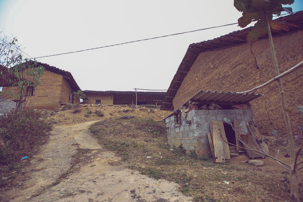 Đến thăm một xóm trong bản, xóm này hiện có 17 hộ gia đình và hầu hết họ đều có mối quan hệ trong dòng tộc, sống đoàn kết, quây quần bên nhau. Từ sân nhà nọ có thể bước luôn sang nhà kia, hoặc chỉ phân chia ranh giới bằng các lối đi chung, những hàng rào bằng cây, đá xếp chồng lên nhau hoặc bằng những vạt hoa dại…