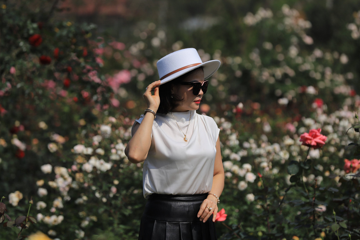 Muôn hoa khoe sắc làm say đắm những người yêu hoa.