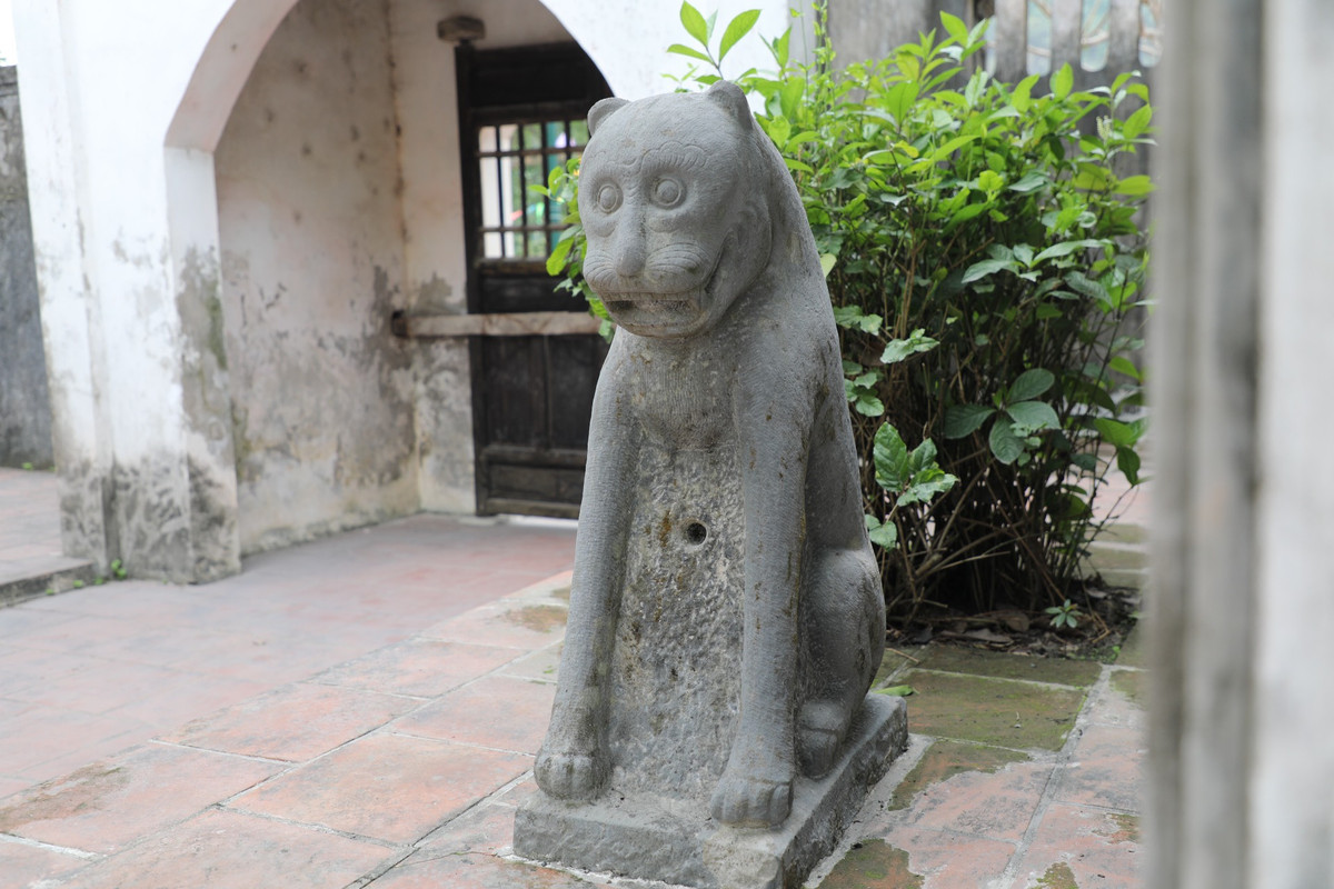 Tương tự, đôi hổ đá ngồi chếch 45 độ phía sau, được chạm trổ đơn giản, hiền lành, không dữ tợn như tượng ngũ hổ các nơi thờ khác. Đây là những di vật thuộc loại quý hiếm đầy chất dân gian rất cần được bảo vệ.