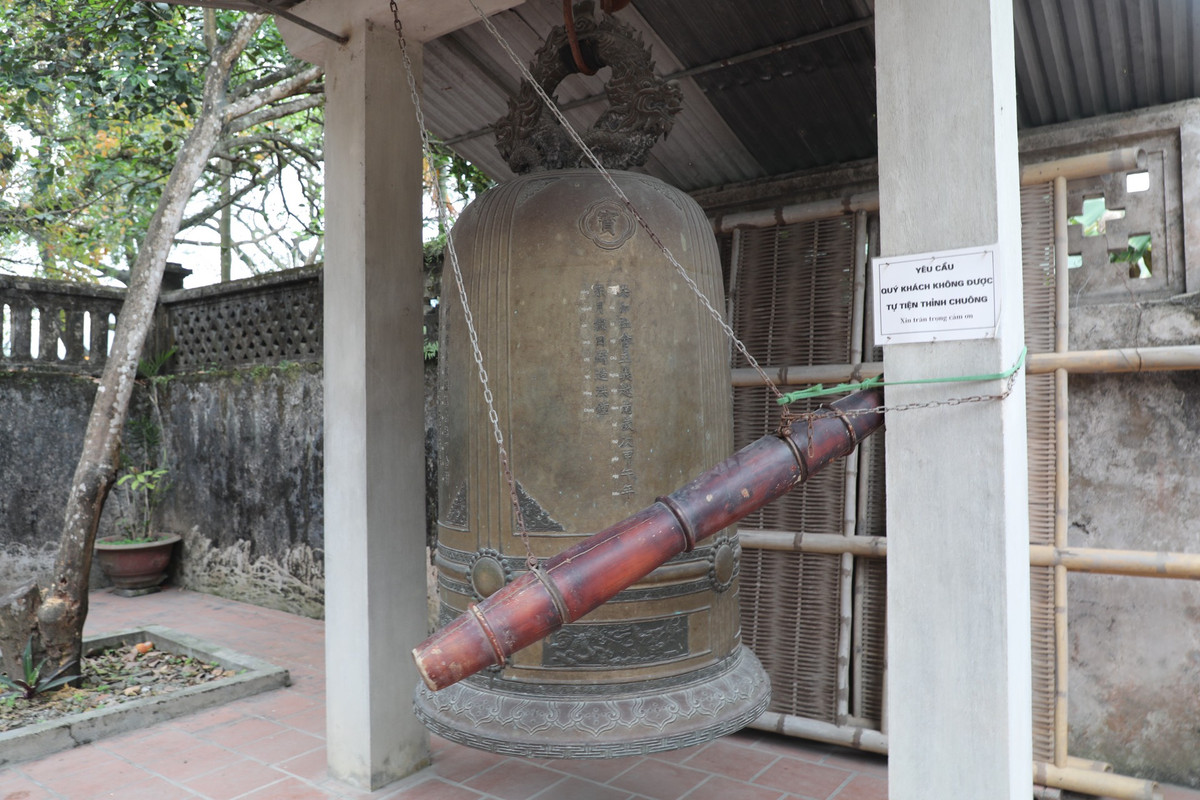 Có nhiều cách lý giải về sự ra đời của câu nói “vắng như chùa Bà Đanh”, người xưa thường kể lại rằng, Bà Đanh là ngôi chùa rất linh thiêng, khách qua đường nếu dám cười cợt hay có bất kỳ hành động, câu nói bất kính đều sẽ bị trừng phạt nặng nề. Vì vậy, nhiều người lo sợ không giữ được lời ăn tiếng nói sẽ bị quở trách nên không dám đến gần chùa. Nhưng cũng có cách lý giải khác, là do chùa Bà Đanh nằm ở vị trí u tịch, xa dân cư và có thú dữ nên mọi người ngại hành hương qua đây.