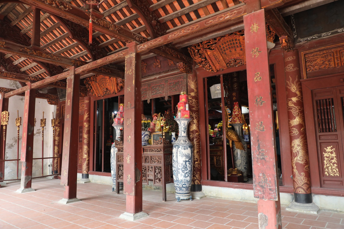 Nhà Trung đường có 5 gian liền kề với Bái đường được bít 2 đầu và lợp ngói lam. Chùa thờ Tứ Pháp là tín ngưỡng Tứ Phủ bao gồm: Pháp Vân, Pháp Vũ, Pháp Lôi, Pháp Điện.