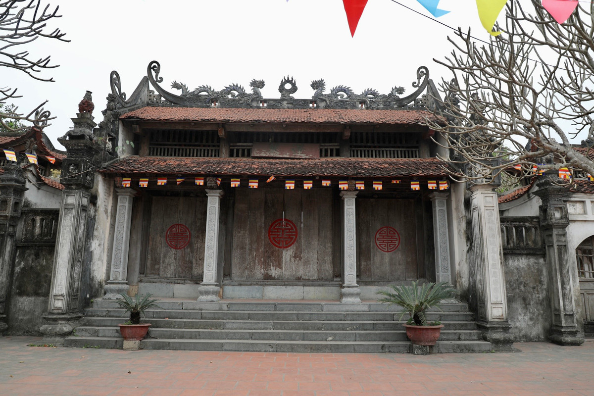 Chùa quay mặt ra hướng nam mạn sông Đáy. Phía ngoài cùng, giáp với đường đi và gần bờ sông là cổng tam quan của chùa. Công trình này được tôn cao vượt hẳn lên năm bậc và hai đầu xây bít đốc. Tam quan có ba gian, hai tầng, trên nóc đắp một đôi rồng chầu vào giữa.