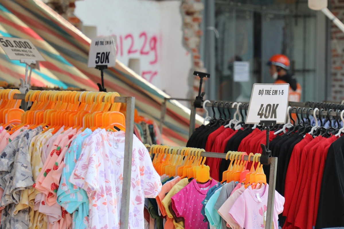 Các mặt hàng tại đây đang được giảm giá kịch sàn. Nhiều mặt hàng giảm từ 50-70%, quần đùi và áo sơ mi giảm chỉ còn 100 nghìn đồng/3 cái, bộ quần áo trẻ em chỉ 40-50 nghìn đồng.