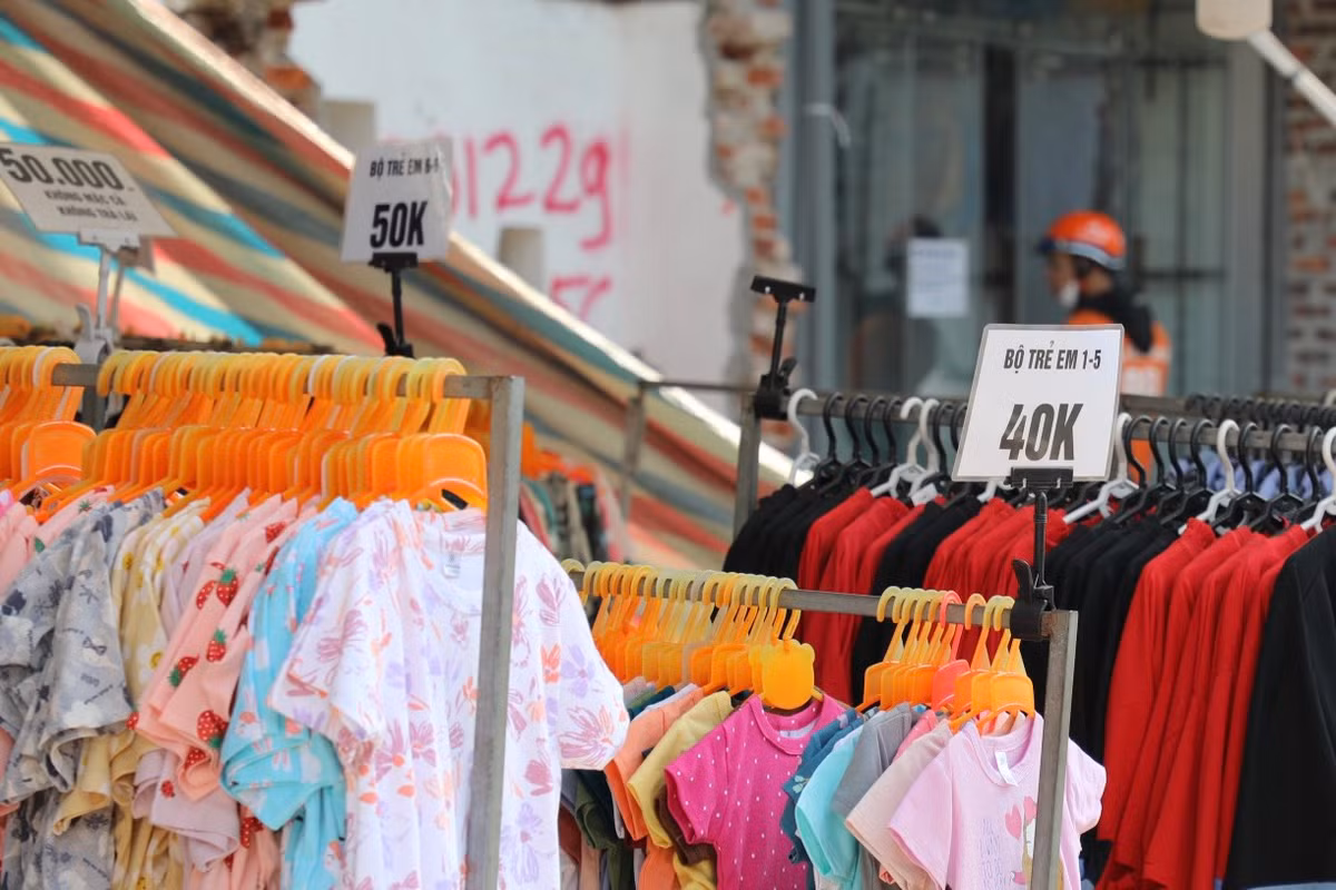 Các mặt hàng tại đây đang được giảm giá kịch sàn. Nhiều mặt hàng giảm từ 50-70%, quần đùi và áo sơ mi giảm chỉ còn 100 nghìn đồng/3 cái, bộ quần áo trẻ em chỉ 40-50 nghìn đồng.