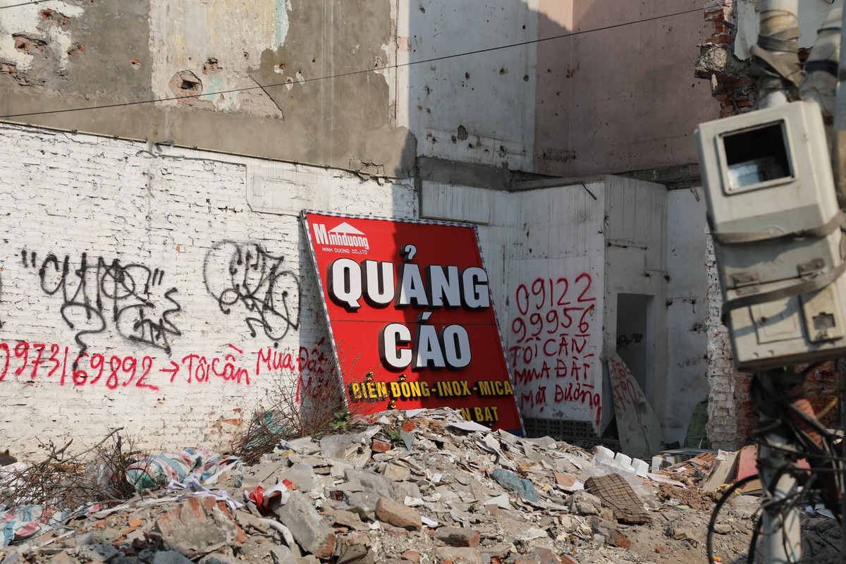 Chủ một cửa hàng tại Chùa Bộc, Đống Đa, Hà Nội cho biết: "Trước khi vào dự án, cửa hàng của tôi kinh doanh thuận lợi. Giờ không được bán ở đây nữa khiến công việc gặp khó khăn, khó kiếm được mặt bằng tốt thay thế, mất nhiều chi phí chuyển đổi và đặc biệt là mất lượng khách quen... Trước khi giải quyết xong tất cả, tôi phải giảm giá kịch sàn mong sao bán hết được số hàng để thu hồi lại chút vốn".