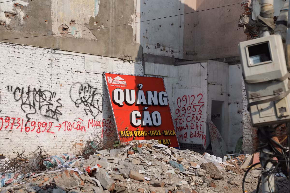 Chủ một cửa hàng tại Chùa Bộc, Đống Đa, Hà Nội cho biết: "Trước khi vào dự án, cửa hàng của tôi kinh doanh thuận lợi. Giờ không được bán ở đây nữa khiến công việc gặp khó khăn, khó kiếm được mặt bằng tốt thay thế, mất nhiều chi phí chuyển đổi và đặc biệt là mất lượng khách quen... Trước khi giải quyết xong tất cả, tôi phải giảm giá kịch sàn mong sao bán hết được số hàng để thu hồi lại chút vốn".