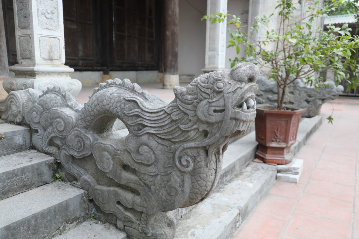 Phía mặt sau cổng tam quan là đôi rồng đá và đôi hổ đá được bố trí dọc theo hai bên bậc lên xuống, theo thế đối xứng, chầu vào nhà Bái đường. Những thiết kế tại chùa được nghệ nhân xưa đều đắp nổi hình tứ linh: long, ly, quy, phượng theo thế đối xứng, cầu kỳ, uyển chuyển.