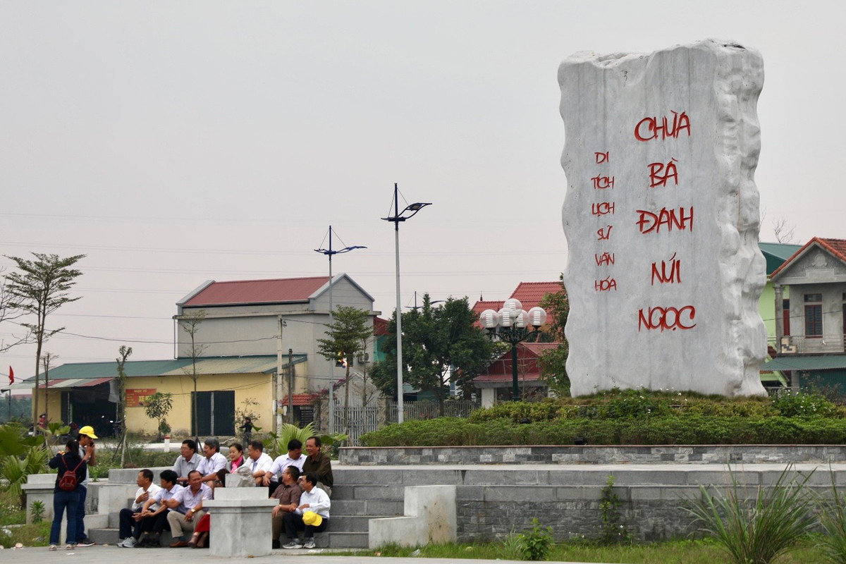  Chùa Bà Đanh còn có tên gọi khác là Bảo Sơn Tự. Tọa lạc ở thôn Đanh Xá, xã Ngọc Sơn, huyện Kim Bảng, tỉnh Hà Nam. Chùa có diện tích khoảng 10ha, được xem là một trong những ngôi chùa đẹp và cổ kính nhất Hà Nam nói riêng và của miền Bắc nói chung.