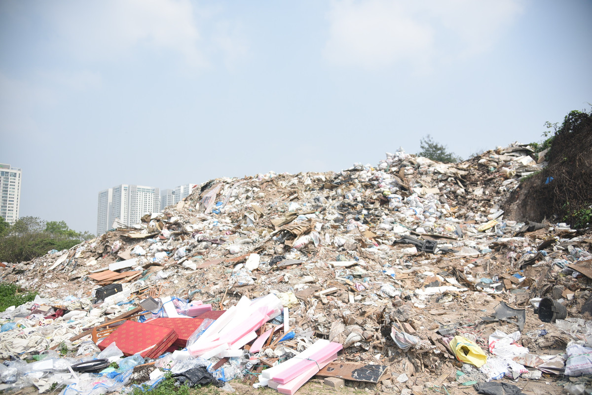 Do không được ngăn chặn kịp thời nên bãi rác tự phát ngày một lớn thêm.