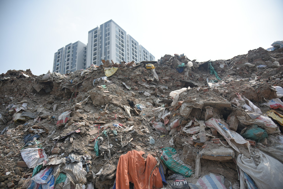 Tại đây, chủ yếu là rác thải xây dựng từ các công trình phá dỡ gồm có gạch, vữa, bao bì xi măng và cả những vật liệu khó tiêu hủy như bồn cầu, kim loại và những tảng bê tông lớn.